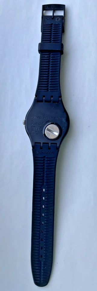 Reloj Swatch de cuarzo con esfera esqueleto negra  Foto 2 de 4