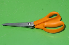 FISKARS PINKING SHEARS SCISSORS 9 INCHES LONG ZIG ZAG CUT 194450-1002 CUTTING