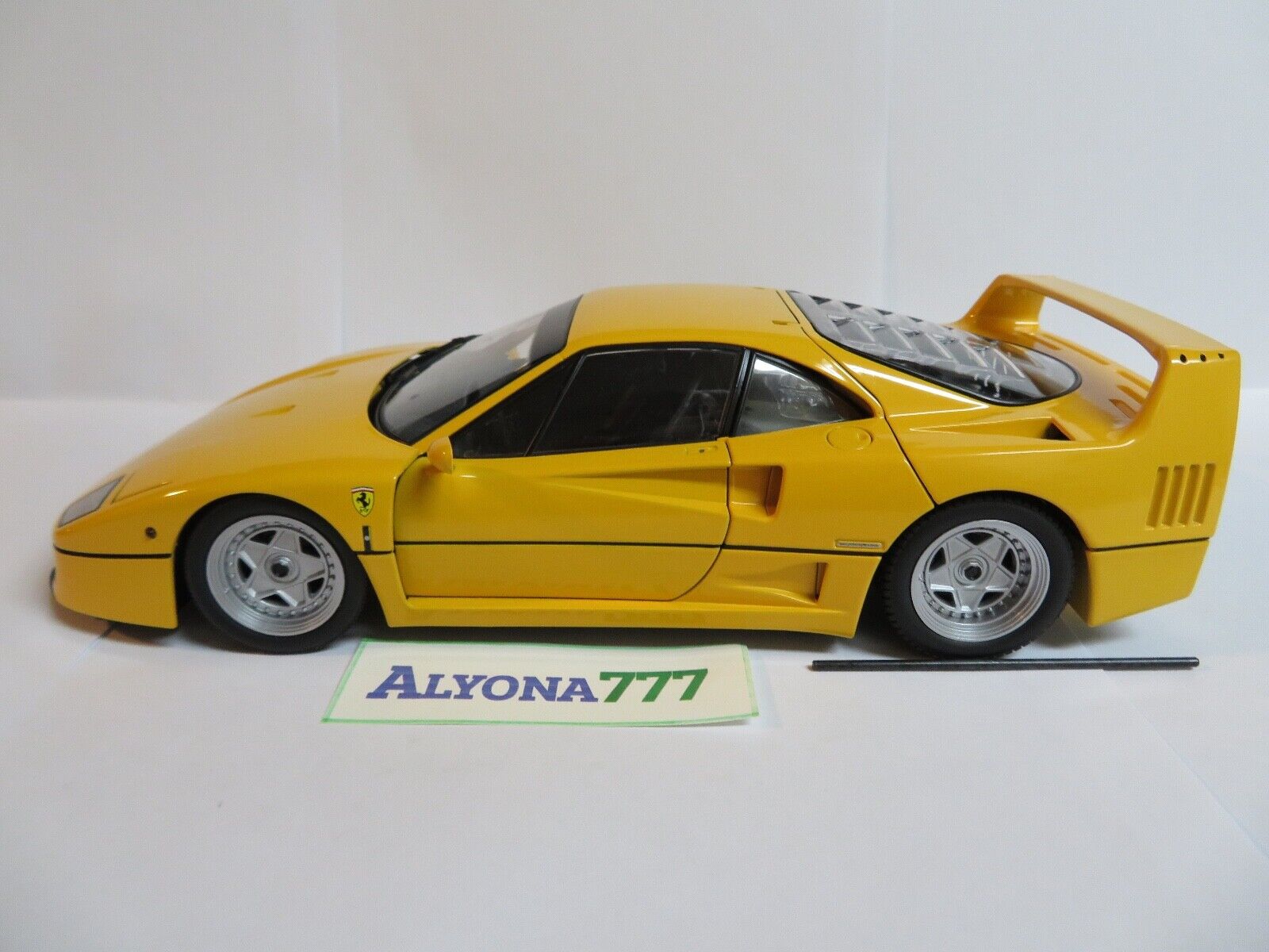 Kyosho 1/18 Ferrari F40 1987 Yellow LEGENDARY Car DIECAST CAR MODEL *VERY  RARE*