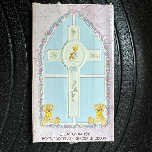 Enesco Precious Moments Junge Porzellan hängendes Kreuz Jesus liebt mich 231150 - Bild 1 von 4