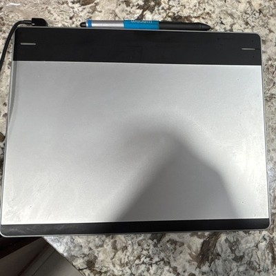 Wacom Intuos Pen & Touch Medium Graphics Tablet CTH-680 USB Wired