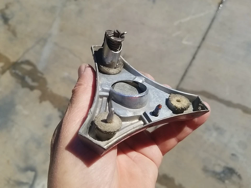 1963 DODGE CUSTOM 880 TRAVA DE PORTA-MALAS FLIP EMBLEMA MEDALHÃO MOPAR FRATZHOG 1964 - Imagem 3 de 4