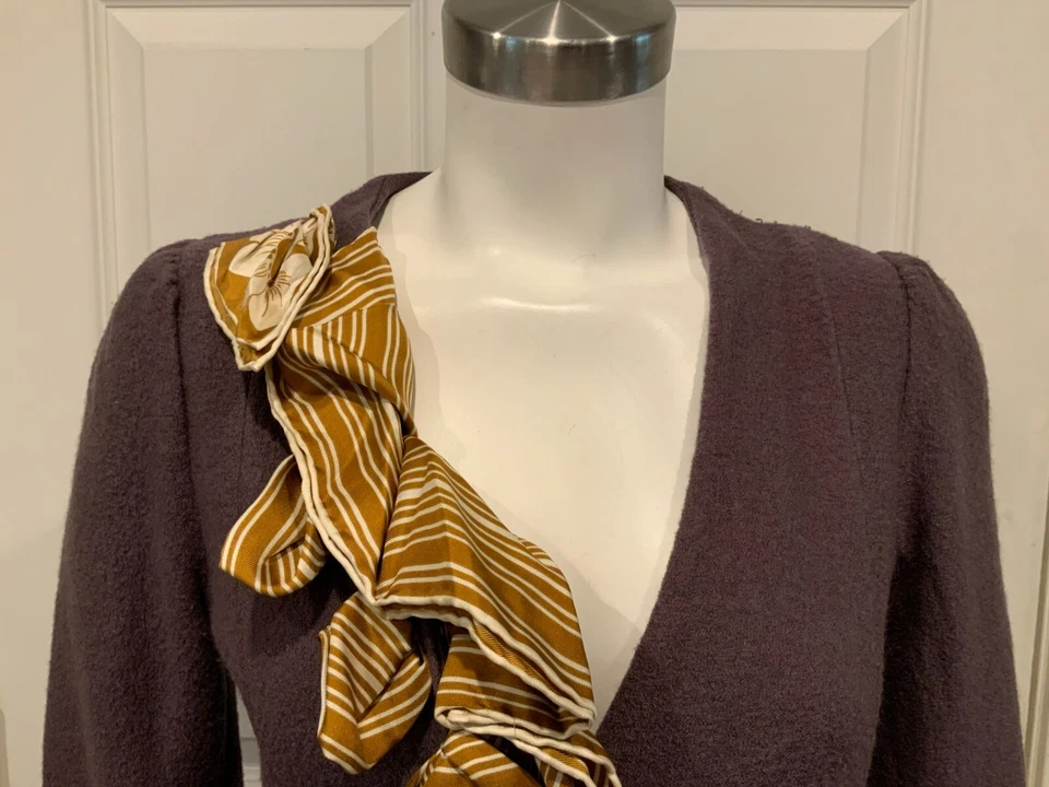 Cárdigan HWR Anthropologie marrón con detalles de volantes a rayas, talla pequeña Foto 2 de 4