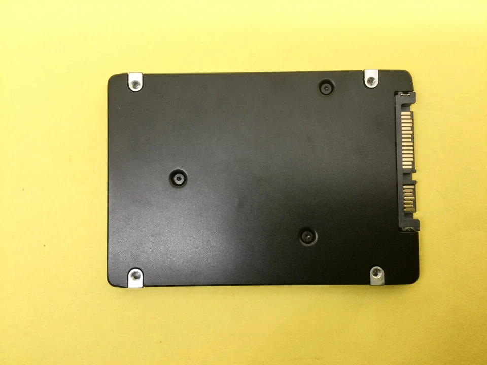 SSD Interno MZ-7LH9600 Samsung PM883 960GB SATA 6Gbps 2.5" MZ7LH960HAJR Foto 4 de 4