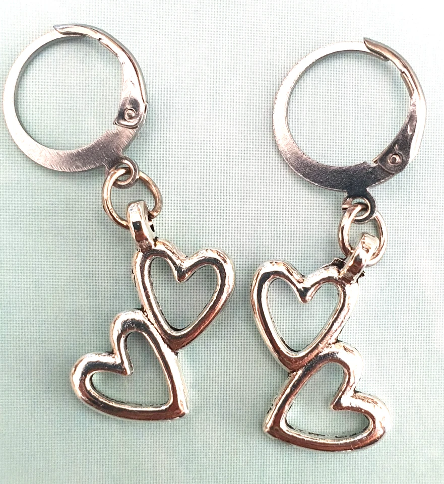 Huggie, Creolen mit kleinen Anhängern, Handarbeit, jedes Paar ein Unikat - Bild 3 von 4