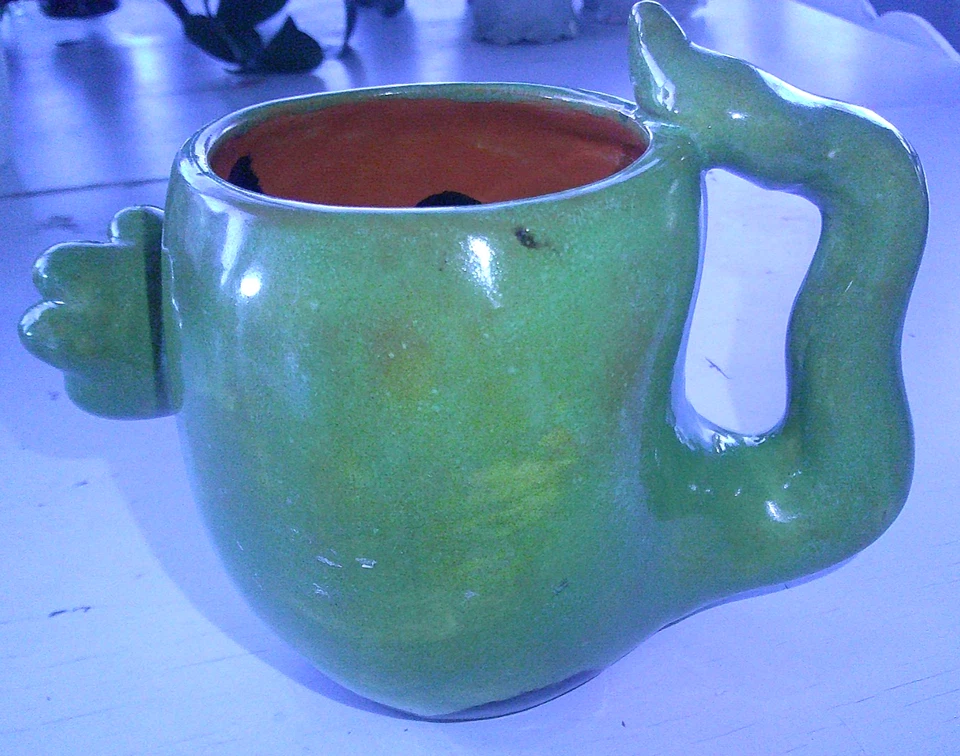 Caneca de Café Monstro Extravagante Cogumelo Funky Funky 'Blob' Verde Feita à Mão - Exclusiva - A4 - Imagem 2 de 4