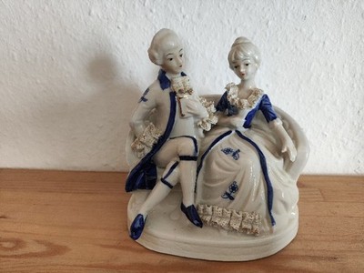 Antike Porzellan Figur Dame Herr Ehepaar auf Sofa Rokoko Stil Sammlerstück alt