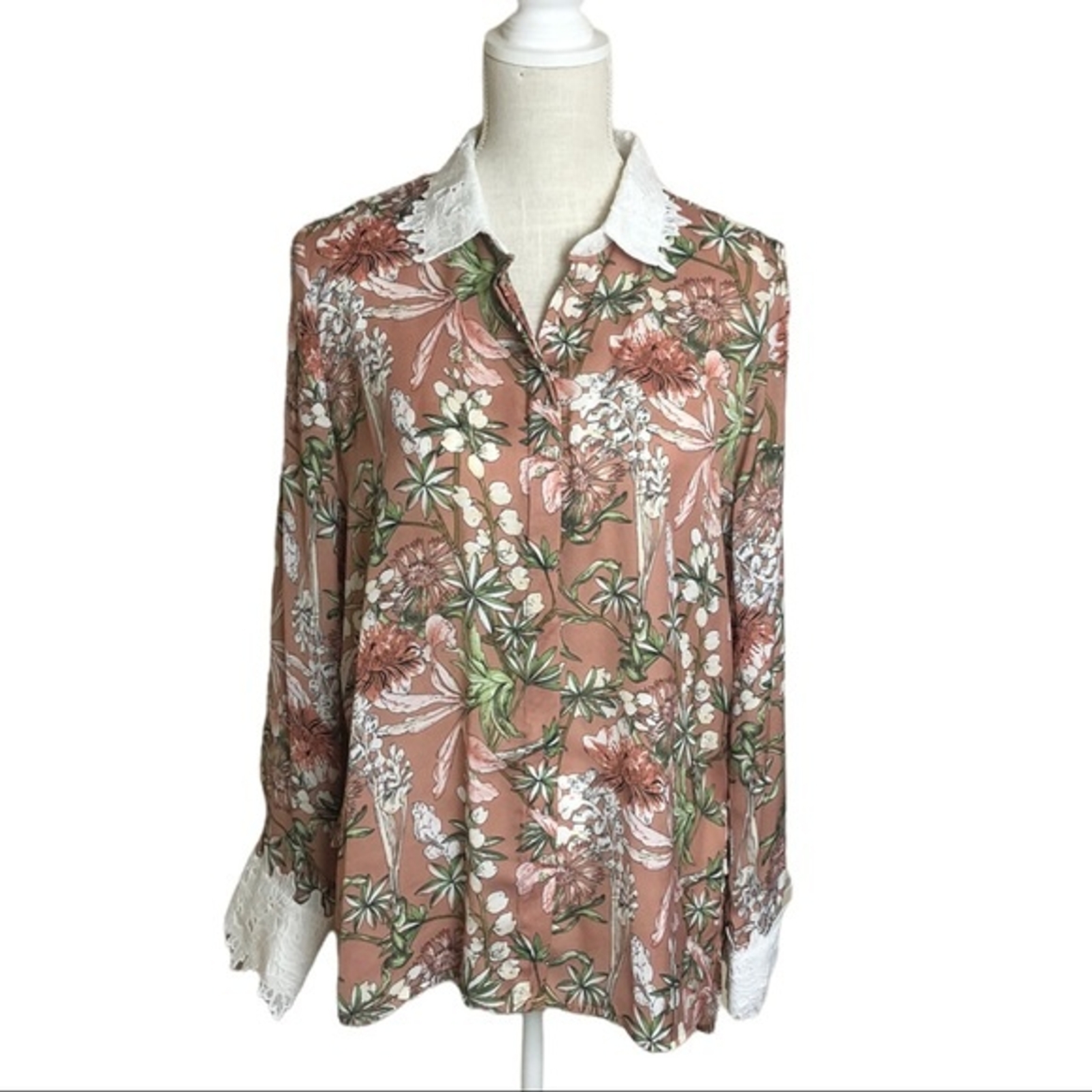 Floral Embroidered Long Sleeve Button-Down Blouse Size L with Elegant Collar & Cuffs