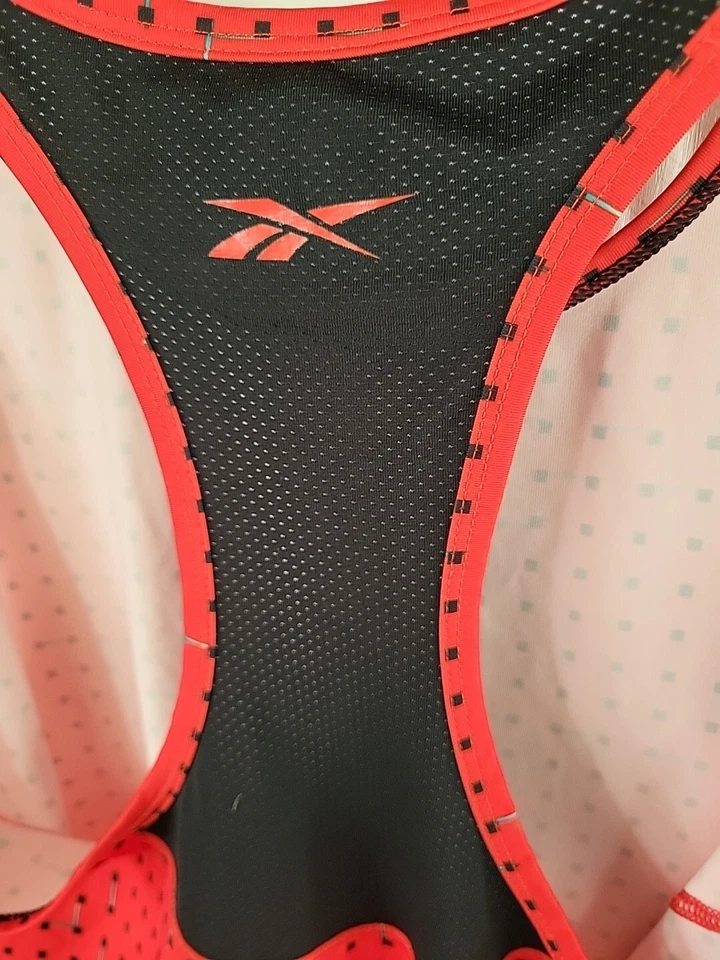 Camiseta sin mangas Reebok LG roja ligeramente usada Foto 4 de 4