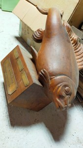Trophée de pêche sculpture Carpe en bois massif vintage 1950