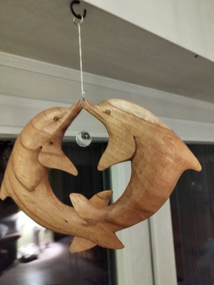 Fensterdeko (s.VIDEO) Feng Shui Delfin Paar Holz (19x26x2 cm) mit Kristallkugel 