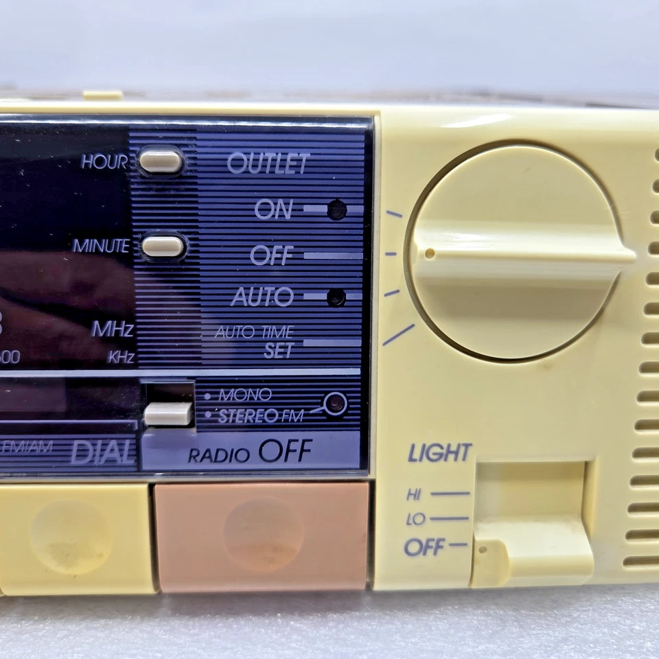 GE Spacemaker Clock Radio AM/FM #7-4250A w/Counter Light & Appliance Outlet - Image 4 of 4