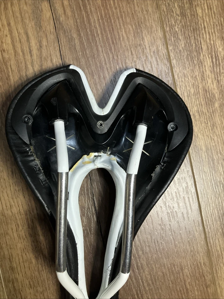 Asiento de sillín Forte Pro XFR CrN Ti rieles de aleación negro blanco, usado Foto 3 de 4