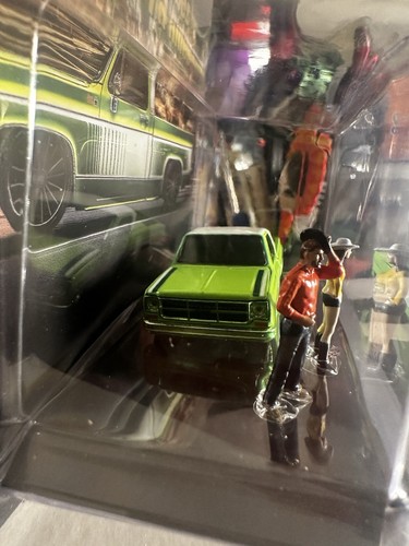 M2 Machines Diorama 1976 GMC Sierra Grande 15 "SS02" CHASE - Picture 3 of 7