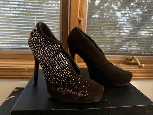 ED HARDY Brown Faux Suede Gold Embellished Signature Pumps/ Heeled Shoes SZ 9 - Picture 3 of 4