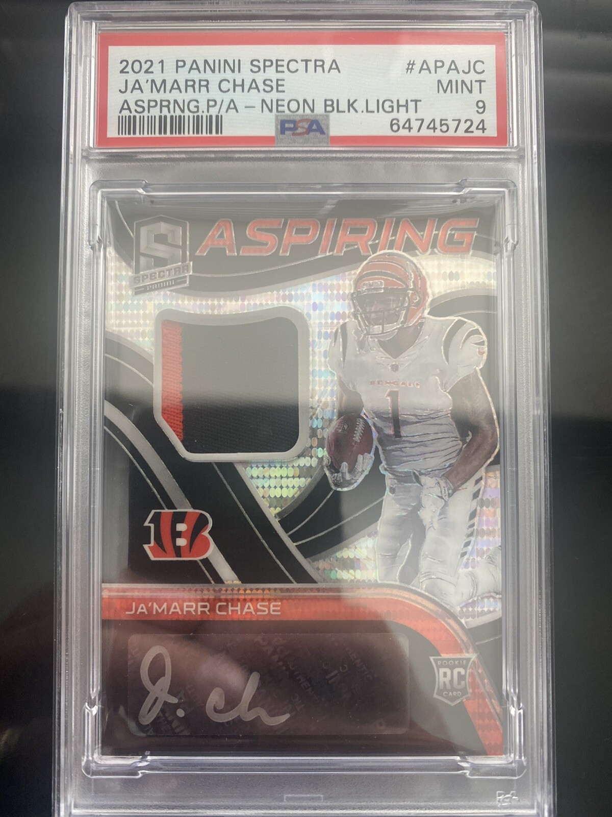 JaMarr Chase Panini Spectra Aspiring Patch Autographs #APAJC Neon Black Light
