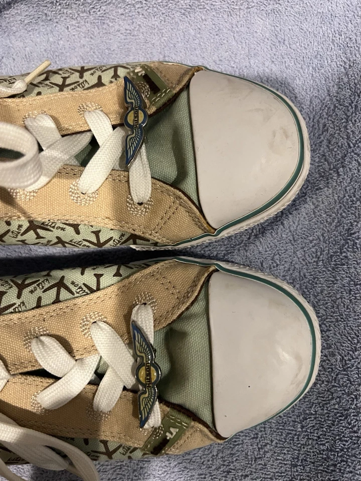 KITSON LA PRIMA DONNA FLIER Jet Set Estampado Avión y Dijes Tenis Mujer 9 Foto 3 de 4