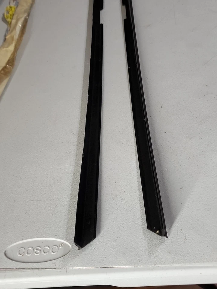 Chevy Corvette 1984-89 sellos de puerta interior derecha y derecha 14071842 14071841 nuevo como nuevo GM OEM Foto 2 de 4