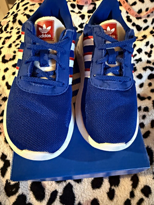 adidas LA Trainer Lite EL I Unisex Kinder Sneaker EU 26 Blau/Weiß/Rot