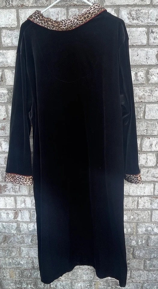 Bata para mujer Cato 22/24 negra terciopelo leopardo puños y cuello bolsillos con cremallera larga Foto 2 de 4