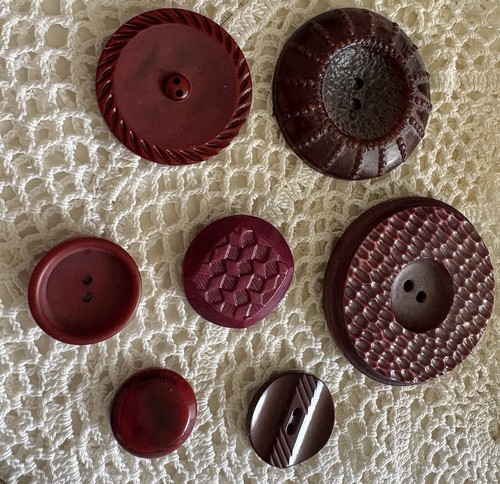 VINTAGE PLASTIC MAROON BUTTONS - SEWING - L-116 - Picture 2 of 4