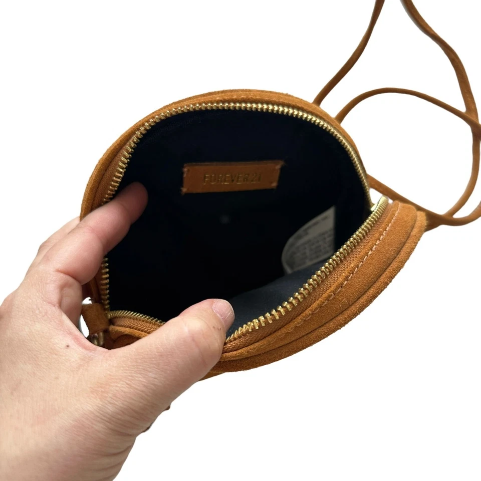 Bolso Bandolera Borla Nuevo Sin Etiquetas Forever 21 Pequeño Marrón Gamuza Redondo Círculo Cremallera Foto 3 de 4