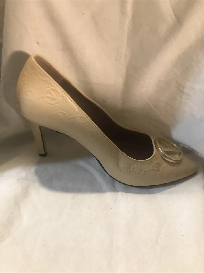 VALENTINO Monogram Beige Leather Pumps Heels ITALY SZ 8 $89 - Image 3 of 4