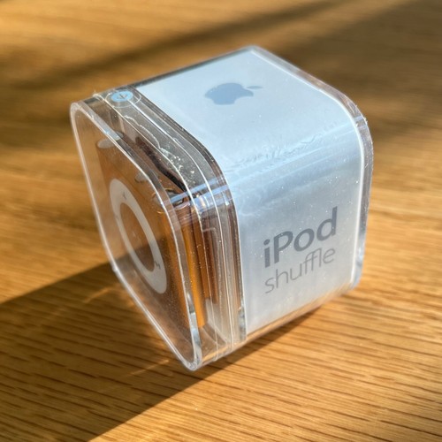 Apple iPod Shuffle 4th Generation Gold 2GB - New In Box (A1373) - Picture 3 of 4