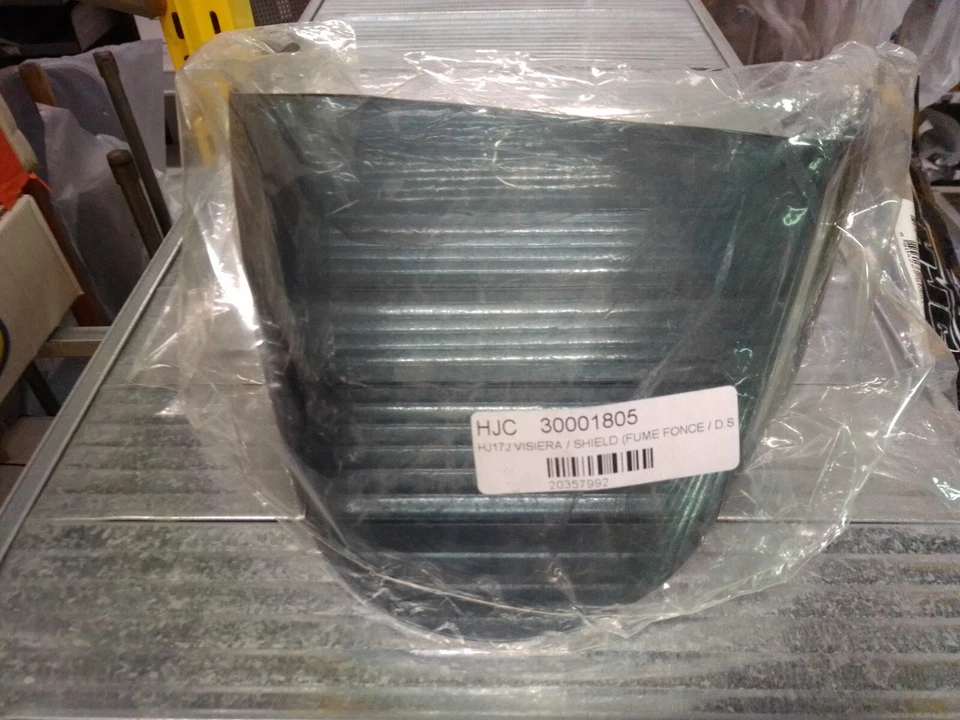 VISIERA FUME' SCURO (21 27%) HJC HJ-17J PER CASCO IS-33 IS-URBY 30001805 - Immagine 2 di 4