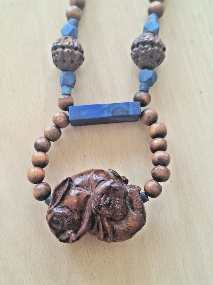 CHINESE HEIDAO NUT BEAD NECKLACE WITH LAPIS - Image 3 of 4