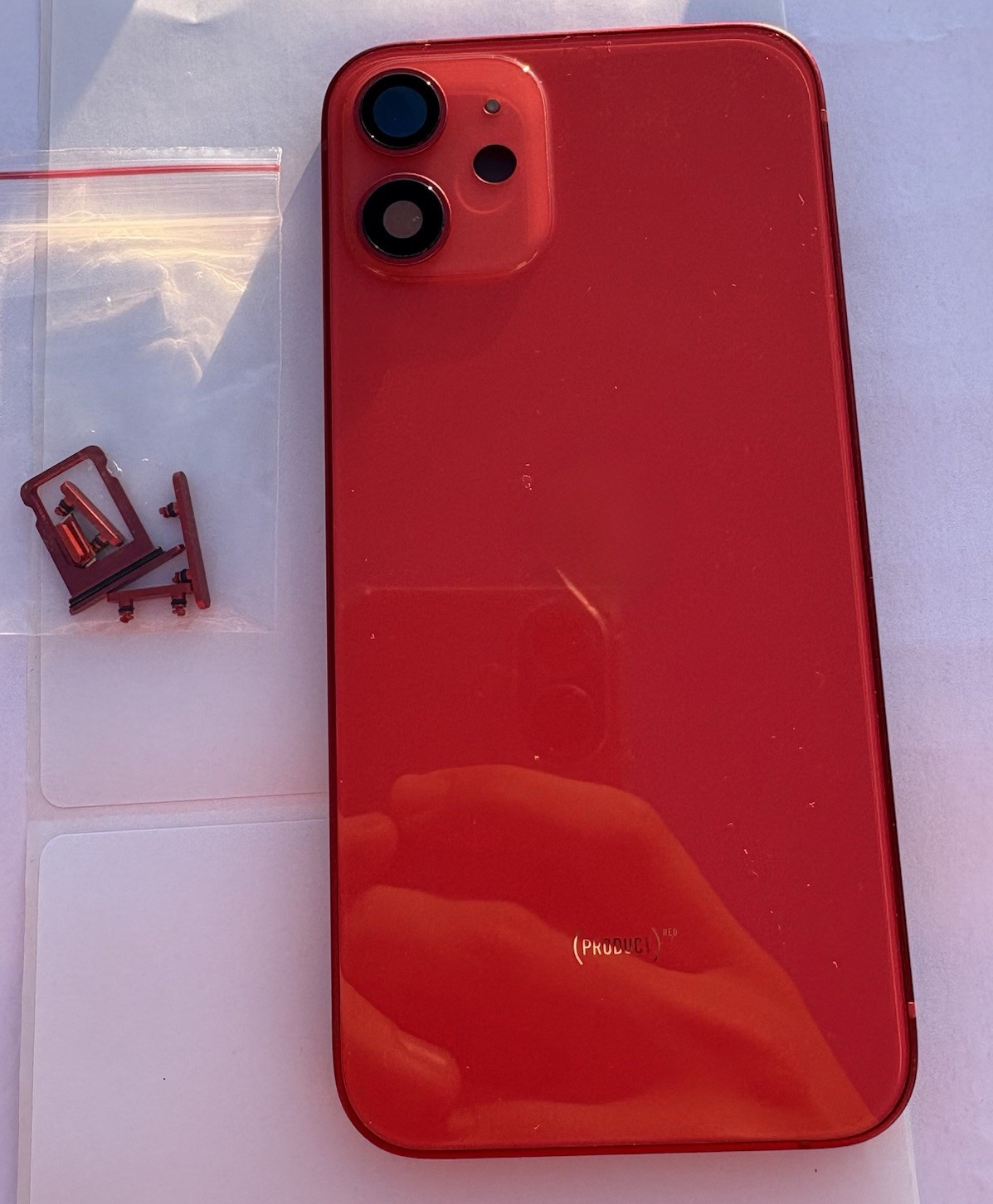 Châssis iPhone 12 mini rouge en aluminium avec lentille caméra et logo
