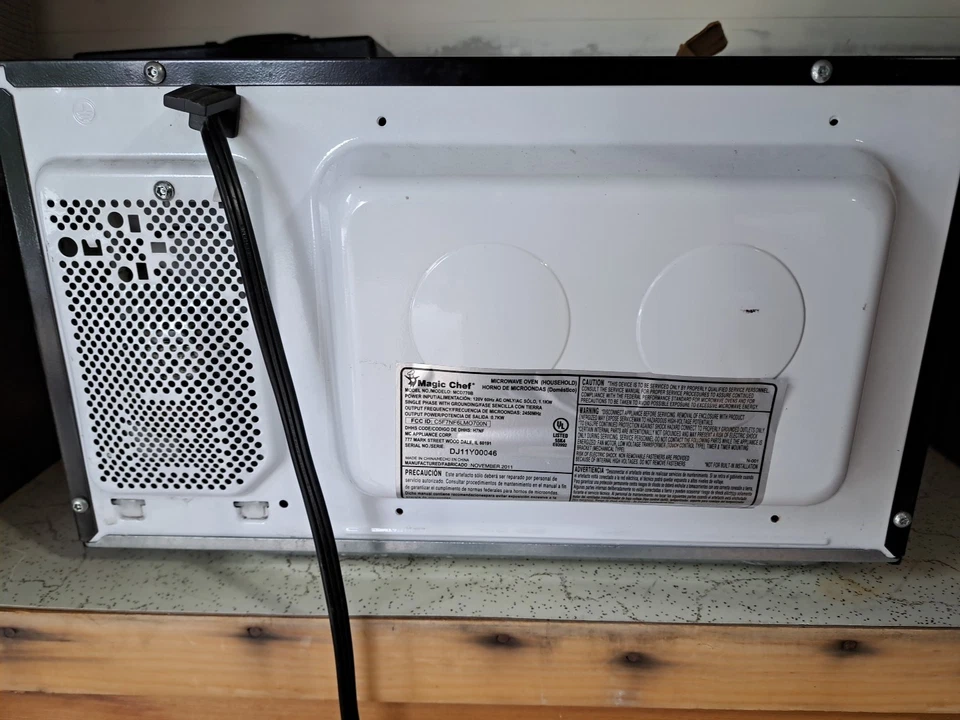 Used Magic Chef MCD770B Compact 0.7 cu. ft. Countertop Microwave 700 watts - Image 4 of 4