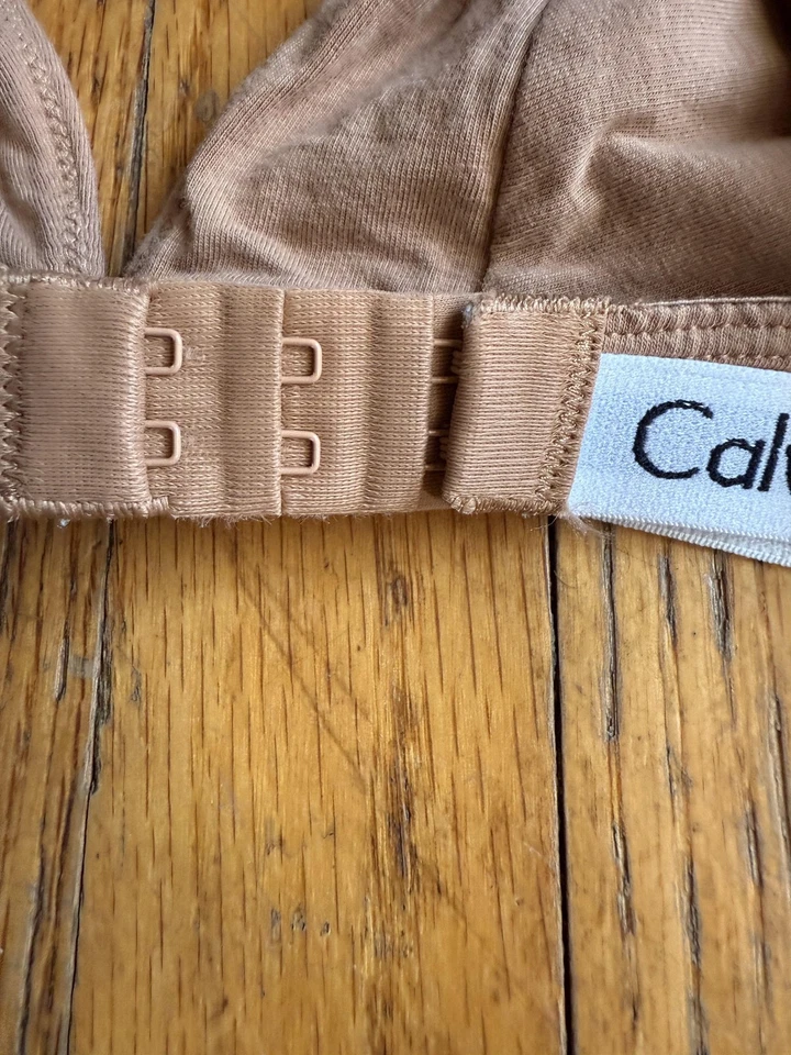 Sujetador Bralette Calvin Klein Mujer Medio Bronceado Triángulo Sin Alambres Logo Ajustable Foto 4 de 4