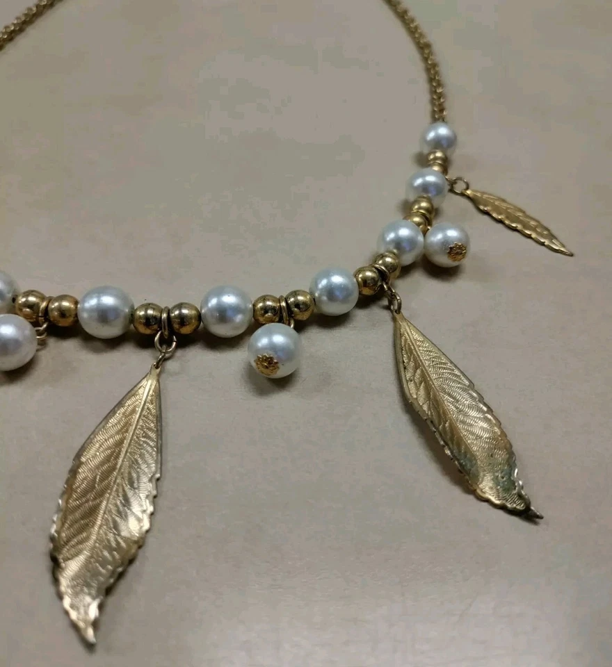 Disfraz Collar Pluma Dorada (A3) Juegos con disfraces Teatro Juego de rol Raro Thrifty Find Foto 3 de 4