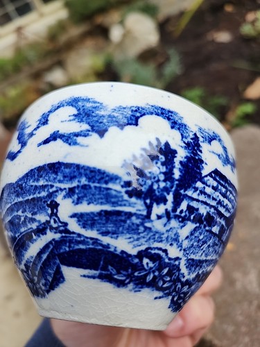 Taza azul y blanca de colección Country Cabin Farming Village hecha en Japón - Imagen 7 de 14
