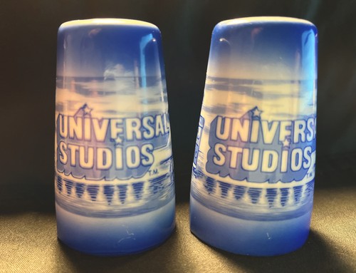Beautiful BLUE and WHITE Vtg Universal Studios Ceramic Salt & Pepper Shaker Set - Picture 4 of 12