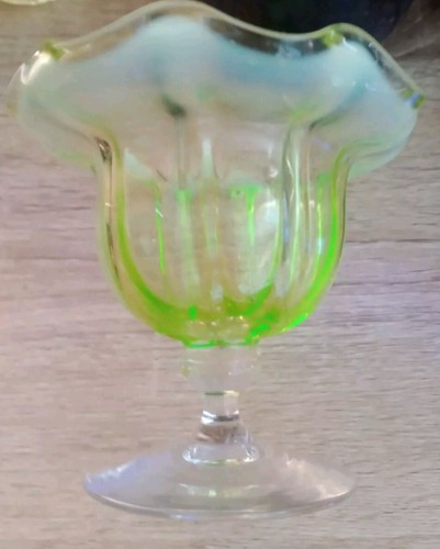 Victorian vaseline uranium Glass Ruffled bonbon Pedestal Dish - Picture 2 of 8