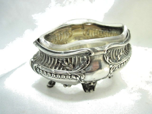 Victorian Repousse Footed Sterling Salt Cellar With Clear Glass Insert No Mono 