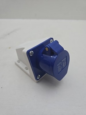 Knightbridge IN008 IP44 abgewinkelte Aufputz Industriesteckdose 2P+E 16A 240V.