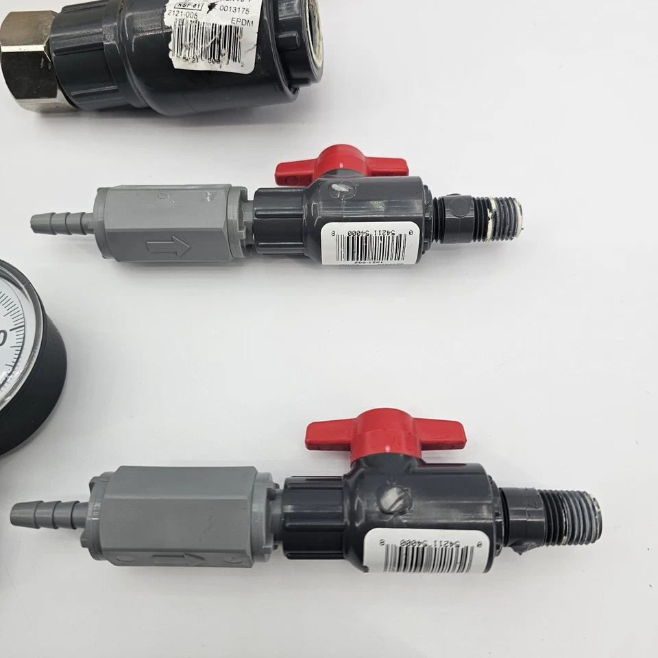 Lote de Válvulas de Bola de Plástico Lanzas Surtidas Medidores y Accesorios Varios  Foto 3 de 4