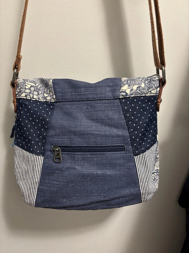 Bandolera plegable Sakroots azul con cuero marrón Foto 2 de 2