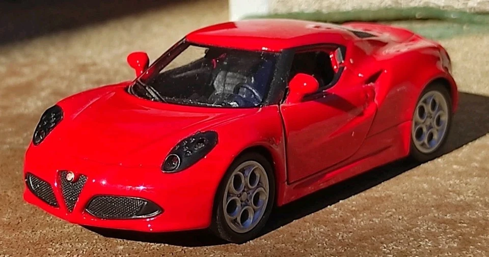 1/34 ALFA ROMEO 4C 4 C Voiture Miniature collection jouet Neuve italienne  - Photo 2/4