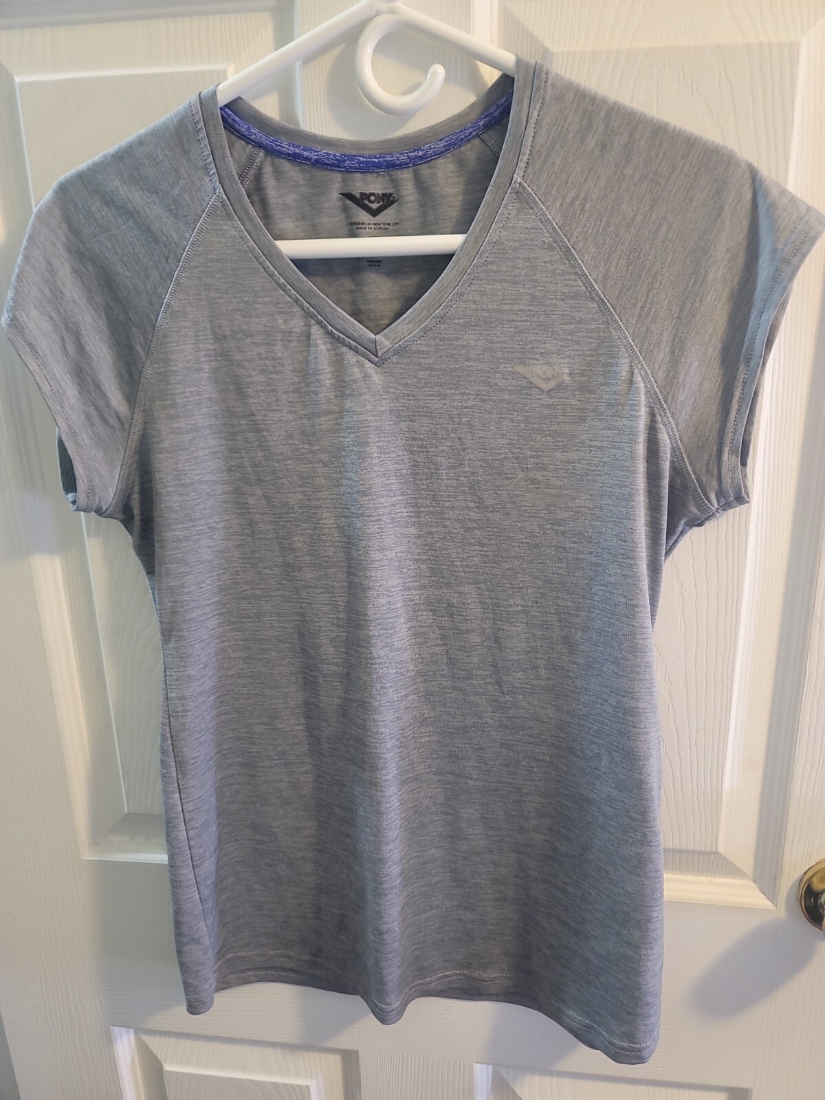 Camicia da donna abbigliamento pony scollo a V grigio. Taglia media