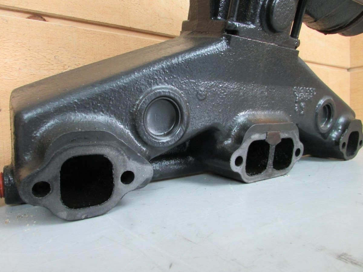 Volvo Penta Pair of Exhaust Manifolds w/ Risers 3857579 3861842 