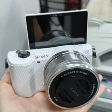 Sony Alpha A5000 Mirrorless Camera w/ 16-50mm lens 20.1MP Tiltable Screen