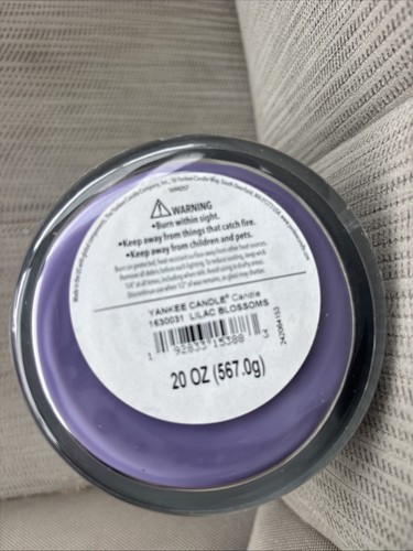 Yankee Candle Lilac Blossoms scent  20 Oz Tumbler 2 Wick  Candle New..A4 - Picture 3 of 3