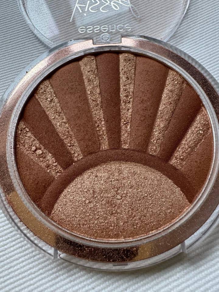 Essence Kissed by the Light Illuminating Powder 02 Sun Kissed 10g - Bild 3 von 4