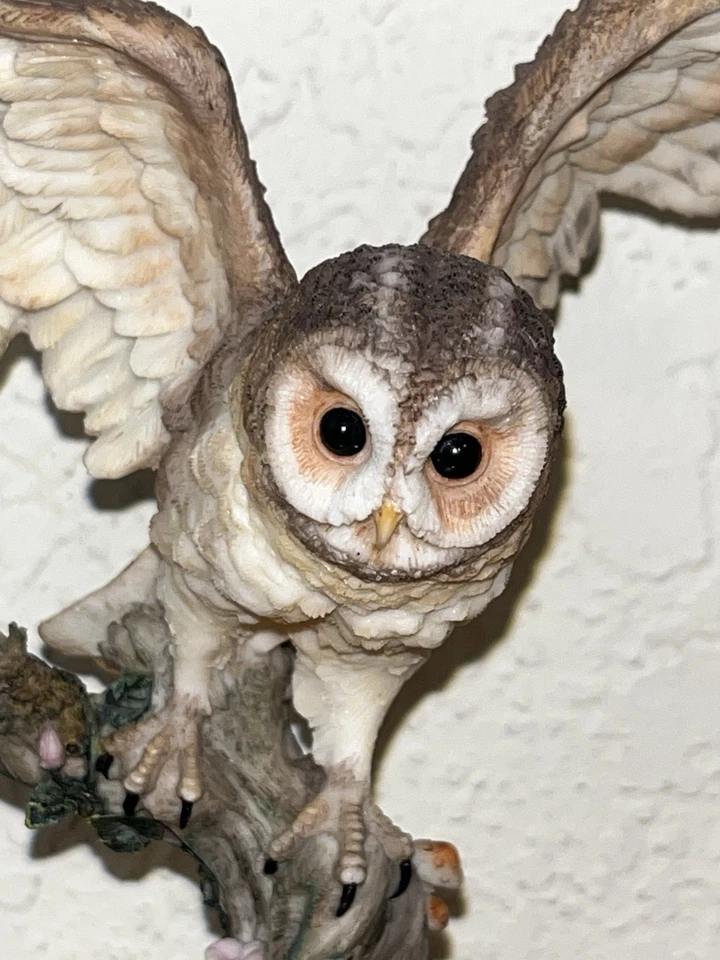 Estatua de búho extendiendo alas en percha 2005 veronés Foto 3 de 4