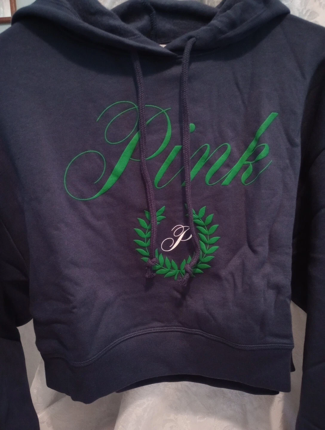 UNDERCOVER Nuova felpa con cappuccio Victoria's Secret rosa cropped blu navy nuovo stile taglia SM NUOVA CON ETICHETTE