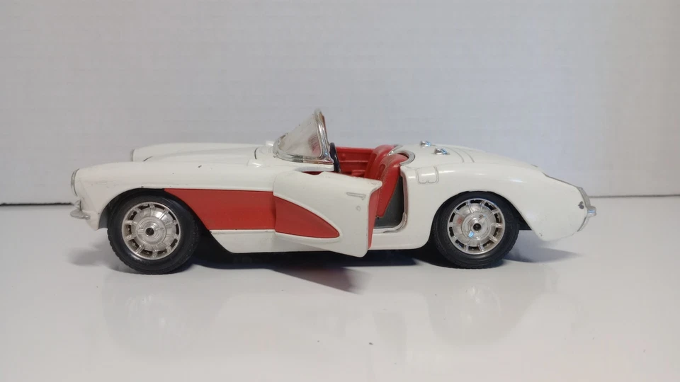 1957 Corvette Convertible White w/Red Interior Collectors Toy Car Bburago Co - Image 3 of 4